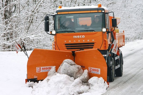 Rondaan Iveco met Rasco Vertus V-sneeuwploeg.jpg 